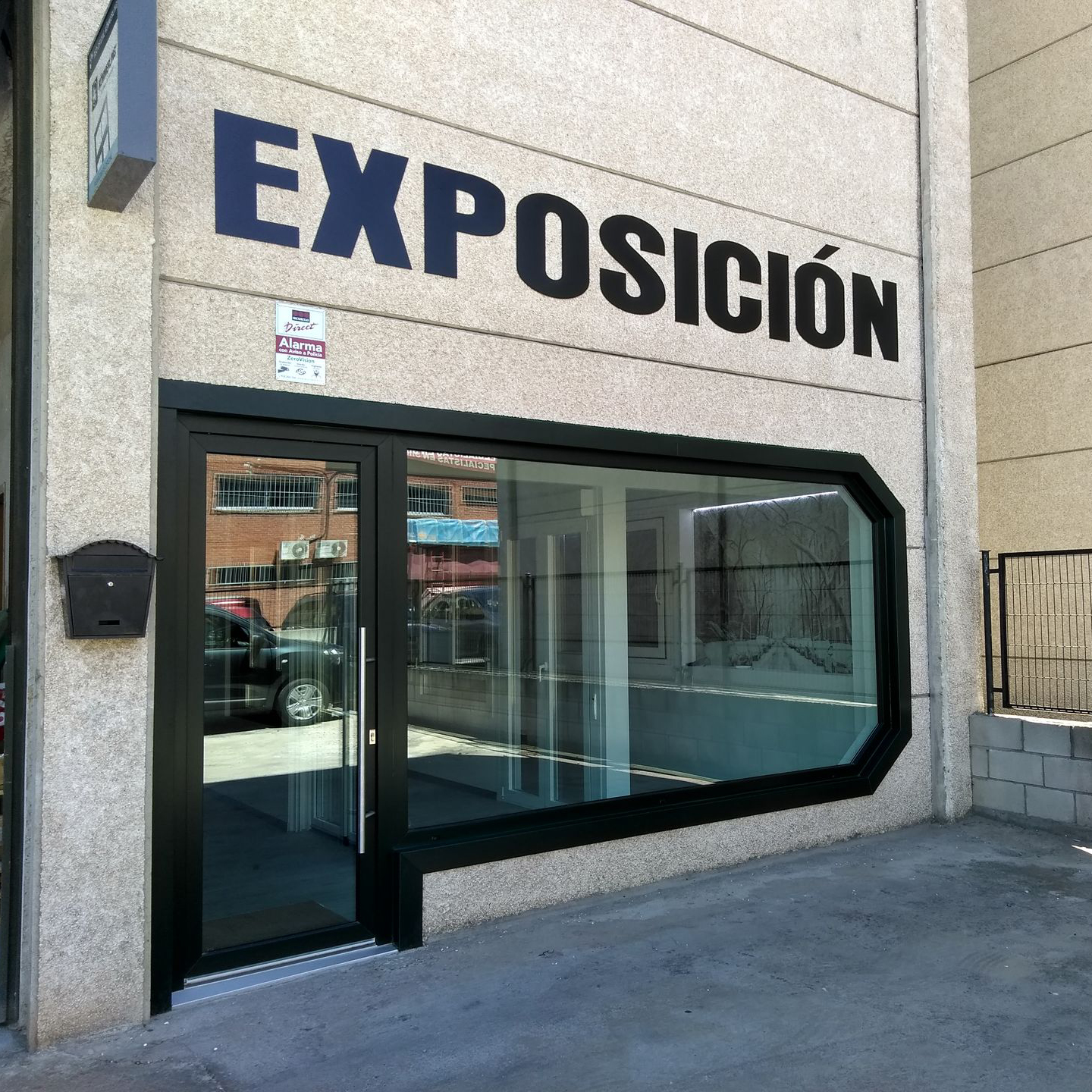 Exposición de Ventanas en Fuenlabrada de PVC y aluminio. Servicios de instalación de ventanas en Getafe, Leganés, Parla, Alcorcón, Móstoles, Valdemoro, Pinto. Tienda de Ventanas en Fuenlabrada en PVC y aluminio. Imagen exterior de la entrada a la exposición de ventanas en Fuenlabrada.