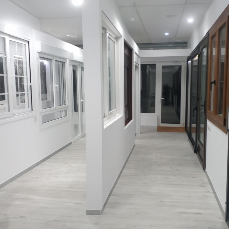 En nuestra exposición de Ventanas en Fuenlabrada encontrarás un amplio surtido en soluciones en PVC y aluminio. ¿Necesitas instalación? Ofrecemos instalación de ventanas en Alcorcón, Móstoles, Getafe, Leganés, Parla, Valdemoro, Pinto. Tienda de Ventanas en Fuenlabrada en PVC y aluminio. Imagen interior de la exposición de ventanas en Fuenlabrada de Ventanas Roma.