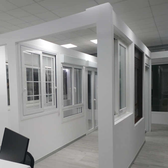 Ventanas en Fuenlabrada en PVC y aluminio. Ofrecemos servicio de instalación de ventanas en Parla, Getafe, Leganés, Alcorcón, Valdemoro, Pinto, Móstoles. Ventanas en Fuenlabrada en PVC y aluminio. Imagen de corredera elevable en la exposición de ventanas en Fuenlabrada.
