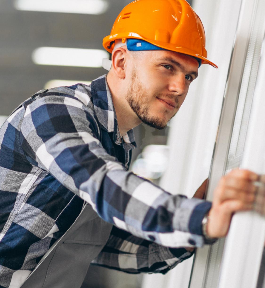 Fabrica de puertas y ventanas oficial cortizo a los mejores precios. Somos fabricantes oficiales de Cortizo Fabrica Ventanas Puertas Cortizo. Imagen de trabajador con ventanal Cortizo.